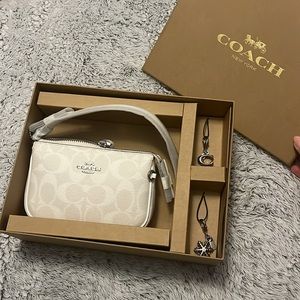 Coach wristlet❄️🤍✨